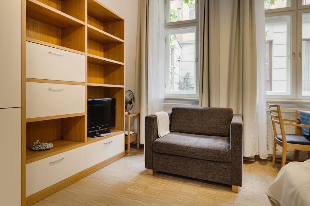 Deluxe In Prime Location Apartment *